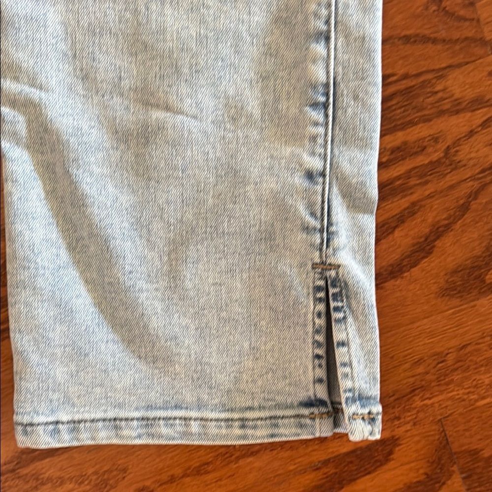 Everflex Jeans by Maurices, women’s 6 short, light wash. - Picture 9 of 10